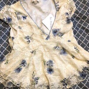 La Peche off white lace flowered cinch blouse